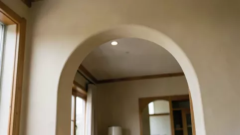 wykończenie łuku w salonie