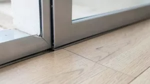 Wykończenie paneli przy futrynie metalowej