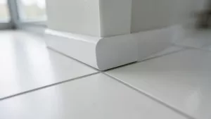 Wykończenie płytek podłogowych przy ścianie