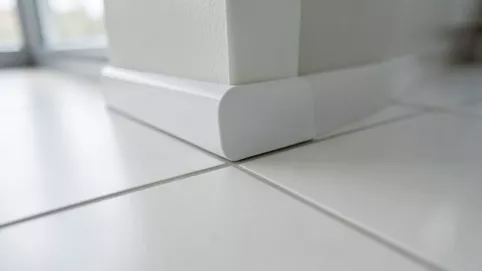 Wykończenie płytek podłogowych przy ścianie