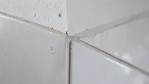 Wykończenie płytek przy ścianie