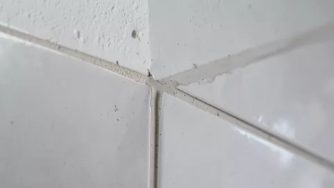 Wykończenie płytek przy ścianie